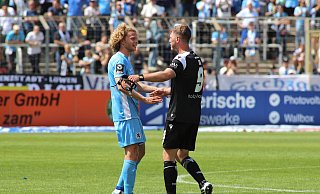 Kapitäne unter sich: Arminias Fabian Klos (r.) umarmt bei seiner Auswechslung den 1860-Verteidiger Jasper Verlaat. - IMAGO/Ulrich Wagner Kapitäne unter sich: Arminias Fabian Klos (r.) umarmt bei seiner Auswechslung den 1860-Verteidiger Jasper Verlaat. - IMAGO/Ulrich Wagner