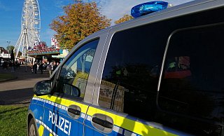 Alles im Blick: Die mobile Wache der Polizei auf dem Festgelände der Warburger Oktoberwoche ist in diesem Jahr besonders beweglich. - Burkhard Battran Alles im Blick: Die mobile Wache der Polizei auf dem Festgelände der Warburger Oktoberwoche ist in diesem Jahr besonders beweglich. - Burkhard Battran