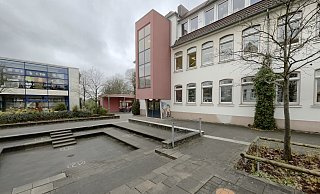 Statt direkt zu Erweitern sollen jetzt Millionen für Übergangslösungen für diese große Schule ausgegeben werden. - Peter Unger Statt direkt zu Erweitern sollen jetzt Millionen für Übergangslösungen für diese große Schule ausgegeben werden. - Peter Unger