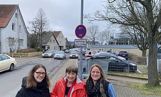 Karoline Winter (v.l.), Ulrike Lohöfener und Daniela Rominski vor der Grundschule Löhne-Bahnhof. Im Hintergrund parkt ein Auto auf dem Gehweg. - Dirk Windmöller Karoline Winter (v.l.), Ulrike Lohöfener und Daniela Rominski vor der Grundschule Löhne-Bahnhof. Im Hintergrund parkt ein Auto auf dem Gehweg. - Dirk Windmöller