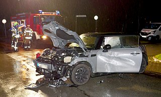 An der Kreuzung Am Beispring und An der Jordanquelle kollidierten am Montagabend zwei Personenwagen. Alle drei Insassen kamen mit dem Schrecken davon. - Ralph Meyer An der Kreuzung Am Beispring und An der Jordanquelle kollidierten am Montagabend zwei Personenwagen. Alle drei Insassen kamen mit dem Schrecken davon. - Ralph Meyer