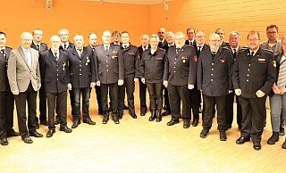 Geehrte, Beförderte sowie Verantwortliche aus Freiwilliger Feuerwehr und Verwaltung bei der Feuerwehrehrung in Beverungen. - Simone Flörke Geehrte, Beförderte sowie Verantwortliche aus Freiwilliger Feuerwehr und Verwaltung bei der Feuerwehrehrung in Beverungen. - Simone Flörke