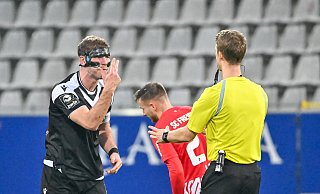 Drei Punkte - auch wenn Fabian Klos in dieser Szene etwas anderes meint, der Torjäger öffnete das Tor zum Sieg der Arminia. - IMAGO/Eibner Drei Punkte - auch wenn Fabian Klos in dieser Szene etwas anderes meint, der Torjäger öffnete das Tor zum Sieg der Arminia. - IMAGO/Eibner