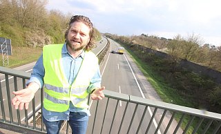 Unternehmer Mirco Welsing ist stinksauer. Als er am Abend einem Lastwagenfahrer nach einem Unfall auf der A 33 geholfen hat, hat ihm jemand seine Tasche mit Wertsachen aus dem Auto gestohlen. - Sigurd Gringel Unternehmer Mirco Welsing ist stinksauer. Als er am Abend einem Lastwagenfahrer nach einem Unfall auf der A 33 geholfen hat, hat ihm jemand seine Tasche mit Wertsachen aus dem Auto gestohlen. - Sigurd Gringel