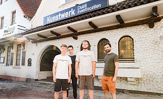 Diese vier Männer wollen das Kunstwerk wieder nach vorne bringen: Jendrik Wohlfarth (18), Marek Müller (18), Jerome Kneller (18) Alexander Breuer (30). - Marcel Kujawski Diese vier Männer wollen das Kunstwerk wieder nach vorne bringen: Jendrik Wohlfarth (18), Marek Müller (18), Jerome Kneller (18) Alexander Breuer (30). - Marcel Kujawski