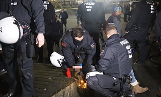 Hier nimmt die Polizei nach den Tumulten am Rande der Lichterspaziergang-Demo eine Person fest. Nach einer Widerstandshandlung ermittelt der Staatsschutz auch gegen einen Neonazi. - Charlotte Mahncke Hier nimmt die Polizei nach den Tumulten am Rande der Lichterspaziergang-Demo eine Person fest. Nach einer Widerstandshandlung ermittelt der Staatsschutz auch gegen einen Neonazi. - Charlotte Mahncke