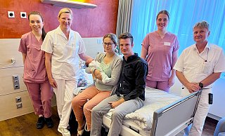 Juliane kommt als 500. Baby im St. Ansgar Krankenhaus der KHWE in Höxter zur Welt: (von links) Hebamme Justine Leubecher, Stillberaterin Silvia Nowinski, Dagmar mit Juliane, Johannes, Hebamme Antonia Spieker und Oberarzt Holm Teschner. - KHWE Juliane kommt als 500. Baby im St. Ansgar Krankenhaus der KHWE in Höxter zur Welt: (von links) Hebamme Justine Leubecher, Stillberaterin Silvia Nowinski, Dagmar mit Juliane, Johannes, Hebamme Antonia Spieker und Oberarzt Holm Teschner. - KHWE