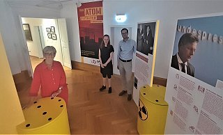 Laden ein zur Eröffnung: Mechthild Cramme (v. l.), Sarah Pfeiffer und Alexander Schwerdtfeger-Klaus in einem Teil der Ausstellung. - Simone Flörke Laden ein zur Eröffnung: Mechthild Cramme (v. l.), Sarah Pfeiffer und Alexander Schwerdtfeger-Klaus in einem Teil der Ausstellung. - Simone Flörke