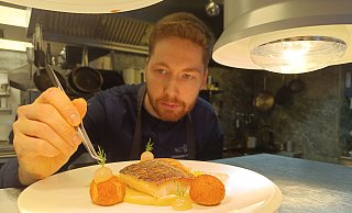 Küchenchef Marian Matthe richtet einen auf der Haut gebratenen Kabeljau mit Spitzkohl und Kartoffelkrapfen an - Sven Hauhart Küchenchef Marian Matthe richtet einen auf der Haut gebratenen Kabeljau mit Spitzkohl und Kartoffelkrapfen an - Sven Hauhart