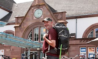 Der Herforder Buchhändler Dirk Strehl geht auf Wanderschaft.Zunächst steigt er im Herforder Bahnhof in den Zug. - Frank-Michael Kiel-Steinkamp Der Herforder Buchhändler Dirk Strehl geht auf Wanderschaft.Zunächst steigt er im Herforder Bahnhof in den Zug. - Frank-Michael Kiel-Steinkamp