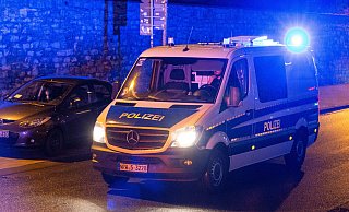 Die Polizei Höxter hat am Dienstag drei Personen festgenommen, die ein Schmuckgeschäft in der Steinheimer Innenstadt überfallen haben sollen. - Symbolbild: Niklas Tüns Die Polizei Höxter hat am Dienstag drei Personen festgenommen, die ein Schmuckgeschäft in der Steinheimer Innenstadt überfallen haben sollen. - Symbolbild: Niklas Tüns