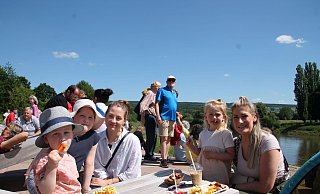 Familienausflug am sonnigen Sonntag auf die Weserscholle – hier im Bild zwei Schwägerinnen aus Warburg und Herstelle mit ihren Kindern. - Manuela Puls/Huxarium Familienausflug am sonnigen Sonntag auf die Weserscholle – hier im Bild zwei Schwägerinnen aus Warburg und Herstelle mit ihren Kindern. - Manuela Puls/Huxarium