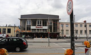 Die Fußgängerampel vor dem Hauptbahnhof wurde im Zuge der Umbauarbeiten außer Betrieb genommen. - Mareike Gröneweg Die Fußgängerampel vor dem Hauptbahnhof wurde im Zuge der Umbauarbeiten außer Betrieb genommen. - Mareike Gröneweg