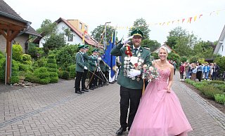 Das strahlende Königspaar Pascal und Domenika Focke steht im Mittelpunkt des Reelser Schützenfests. - Burkhard Battran Das strahlende Königspaar Pascal und Domenika Focke steht im Mittelpunkt des Reelser Schützenfests. - Burkhard Battran