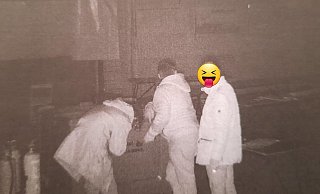 Die Karnevalisten haben dieses Foto von der Überwachungskamera veröffentlicht. Den Lachsmiley haben sie bewusst ins Foto gesetzt, weil sie verhindern wollen, dass die Diebe erkannt werden - stattdessen fordern sie sie auf Facebook dazu auf, sich der Polizei zu stellen. - Karnevalsverein Ovenhausen Die Karnevalisten haben dieses Foto von der Überwachungskamera veröffentlicht. Den Lachsmiley haben sie bewusst ins Foto gesetzt, weil sie verhindern wollen, dass die Diebe erkannt werden - stattdessen fordern sie sie auf Facebook dazu auf, sich der Polizei zu stellen. - Karnevalsverein Ovenhausen