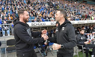 Arminia-Trainer Mitch Kniat (l.) und sein Verler Kollege Alexander Ende wollen beide den Pokalsieg. - sport/presse/foto Jens Dünhölt Arminia-Trainer Mitch Kniat (l.) und sein Verler Kollege Alexander Ende wollen beide den Pokalsieg. - sport/presse/foto Jens Dünhölt
