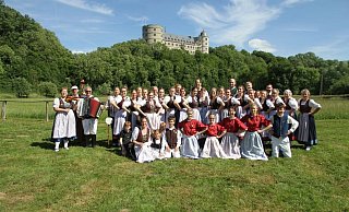 Bei der Internationalen Jugendfestwoche des Kreises Paderborn in Wewelsburg ist die Danzdeel Salzkotten Stammgast, wie hier im Jahr 2022. - Danzdeel Bei der Internationalen Jugendfestwoche des Kreises Paderborn in Wewelsburg ist die Danzdeel Salzkotten Stammgast, wie hier im Jahr 2022. - Danzdeel