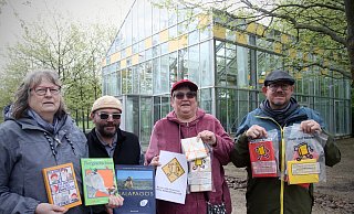 Die Bookcrosser Iris Wiemann (v. l.), Carsten und Claudia Meier sowie Torsten Janke stehen mit ihren Büchern zum Lesen und Hören schon in den Startlöchern auf der Aqua Magica. - Felix Eisele Die Bookcrosser Iris Wiemann (v. l.), Carsten und Claudia Meier sowie Torsten Janke stehen mit ihren Büchern zum Lesen und Hören schon in den Startlöchern auf der Aqua Magica. - Felix Eisele