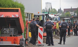 Ermittler vom Zoll haben am Dienstagvormittag eine Glasfaser-Baustelle in Bünde kontrolliert. - Florian Weyand Ermittler vom Zoll haben am Dienstagvormittag eine Glasfaser-Baustelle in Bünde kontrolliert. - Florian Weyand