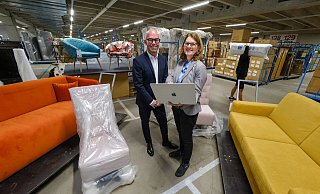 Nadja Beik, die den Zurbrüggen-Onlineshop betreut, und Jörg Schmelter im Möbellager an der Herforder Straße. Nicht nur Kleinmöbel, auch hochpreisigere Sofas, Sessel und andere größere Stücke werden von hier aus an Kunden in ganz Deutschland versendet. - Andreas Zobe Nadja Beik, die den Zurbrüggen-Onlineshop betreut, und Jörg Schmelter im Möbellager an der Herforder Straße. Nicht nur Kleinmöbel, auch hochpreisigere Sofas, Sessel und andere größere Stücke werden von hier aus an Kunden in ganz Deutschland versendet. - Andreas Zobe