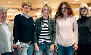 Das engagierte Team der Brackweder Buchhandlung Klack: Ulla Loewner, Eléna Cousiño, Gina Just, Heike Kirchner und Bianca Henke (von links). - Buchhandlung Klack/Marcel Lohöfener Das engagierte Team der Brackweder Buchhandlung Klack: Ulla Loewner, Eléna Cousiño, Gina Just, Heike Kirchner und Bianca Henke (von links). - Buchhandlung Klack/Marcel Lohöfener