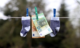 Die Zahl der männlichen Elterngeld-Bezieher steigt, doch die meisten entscheiden sich "nur" für zwei Monate Erziehungsarbeit. - Felix Eisele Die Zahl der männlichen Elterngeld-Bezieher steigt, doch die meisten entscheiden sich "nur" für zwei Monate Erziehungsarbeit. - Felix Eisele