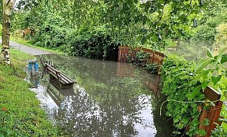Eine Bank an den Bielefelder Stauteichen steht nach heftigen Regengüssen im August unter Wasser. Was sagt der Wetterdienst zu diesem Bielefelder Sommer? - Frauke Huhn Eine Bank an den Bielefelder Stauteichen steht nach heftigen Regengüssen im August unter Wasser. Was sagt der Wetterdienst zu diesem Bielefelder Sommer? - Frauke Huhn