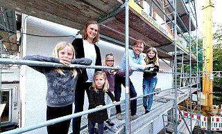 Im und am Haus der Gütersloher Familie Noack herrscht immer noch Ausnahmezustand: Anna und Martin Noack mit ihren Kindern Isabel (8, v.l.), ?Ariane (3), Clara (8) und Amelia (13) leben seit vielen Wochen auf der Baustelle – bereut haben sie den Schritt nicht. - Andreas Frücht Im und am Haus der Gütersloher Familie Noack herrscht immer noch Ausnahmezustand: Anna und Martin Noack mit ihren Kindern Isabel (8, v.l.), ?Ariane (3), Clara (8) und Amelia (13) leben seit vielen Wochen auf der Baustelle – bereut haben sie den Schritt nicht. - Andreas Frücht