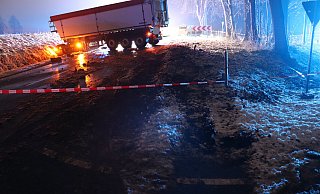 Die Polizei hatte die Unfallstelle weiträumig abgesperrt und ein Unfallspezialistenteam aus Bielefeld angefordert. Die Feuerwehr war mit 38 Einsatzkräften vor Ort. - Polizei Kreis Höxter Die Polizei hatte die Unfallstelle weiträumig abgesperrt und ein Unfallspezialistenteam aus Bielefeld angefordert. Die Feuerwehr war mit 38 Einsatzkräften vor Ort. - Polizei Kreis Höxter