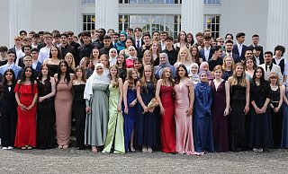 104 Schülerinnen und Schüler der zehnten Klassen der Europaschule haben am Mittwoch im Theater im Park ihre Abschlusszeugnisse bekommen. - Elke Niedringhaus-Haasper 104 Schülerinnen und Schüler der zehnten Klassen der Europaschule haben am Mittwoch im Theater im Park ihre Abschlusszeugnisse bekommen. - Elke Niedringhaus-Haasper