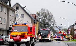 Einsatzkräfte der Paderborner Feuerwehr bekämpfen ein Feuer im Dachgeschoss eines Mehrfamilienhauses in der Pontanusstraße im Paderborner Riemekeviertel. - Ralph Meyer Einsatzkräfte der Paderborner Feuerwehr bekämpfen ein Feuer im Dachgeschoss eines Mehrfamilienhauses in der Pontanusstraße im Paderborner Riemekeviertel. - Ralph Meyer