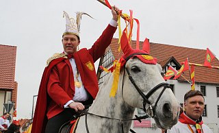 Den richtigen Riecher hatten sie beim Karnevalsvereins Eintracht schon immer: 2020 wurde mit Apotheker Christian Hartmann ausgerechnet ein Medizinexperte kurz vor Pandemie-Ausbruch zum obersten Repräsentanten gekürt – als Prinz Christian I. - Regina Brucksch Den richtigen Riecher hatten sie beim Karnevalsvereins Eintracht schon immer: 2020 wurde mit Apotheker Christian Hartmann ausgerechnet ein Medizinexperte kurz vor Pandemie-Ausbruch zum obersten Repräsentanten gekürt – als Prinz Christian I. - Regina Brucksch