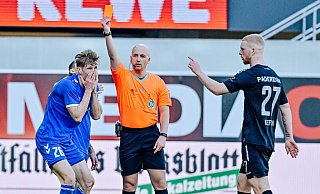 Schiedsrichter Nicolas Winter zeigt dem entsetzten FCM-Stürmer Luca Schulter die Rote Karte. SCP-Akteur Kai Klefisch (r.) findet das gut. - Besim Mazhiqi Schiedsrichter Nicolas Winter zeigt dem entsetzten FCM-Stürmer Luca Schulter die Rote Karte. SCP-Akteur Kai Klefisch (r.) findet das gut. - Besim Mazhiqi