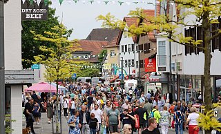 In der Innenstadt ist der Besucherandrang am verkaufsoffenen Sonntag riesig. - Regina Brucksch In der Innenstadt ist der Besucherandrang am verkaufsoffenen Sonntag riesig. - Regina Brucksch