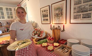 Lea Dembert zeigt einige der Leckereien, die es im Café Alte Werkstatt zum Frühstück gibt. - Björn Kenter Lea Dembert zeigt einige der Leckereien, die es im Café Alte Werkstatt zum Frühstück gibt. - Björn Kenter
