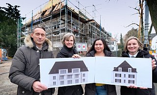 Immobilienunternehmer Peter Oesterhelweg (v.l.), Architektin Birgit Melisch, Arcihitektin Michael Lo, Maklerin Anne Jasper. Links die Ansicht Kurfürstenstraße, rechts Bismarckstraße. - Andreas Frücht Immobilienunternehmer Peter Oesterhelweg (v.l.), Architektin Birgit Melisch, Arcihitektin Michael Lo, Maklerin Anne Jasper. Links die Ansicht Kurfürstenstraße, rechts Bismarckstraße. - Andreas Frücht