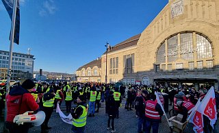 Rund 800 bis 900 Streikende waren gestern mit dabei. Auch Mitarbeiter des Städtischen Klinikums haben gestreikt. - Moritz Trinsch Rund 800 bis 900 Streikende waren gestern mit dabei. Auch Mitarbeiter des Städtischen Klinikums haben gestreikt. - Moritz Trinsch