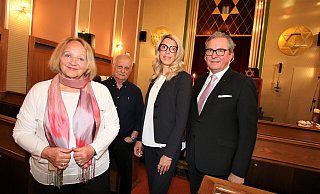 In der Paderborner Synagoge hat Sabine Leutheusser-Schnarrenberger (links), Antisemitismusbeauftragte in NRW, zusammen mit Bürgermeister Michael Dreier (rechts) Vladimir Verlinskiy und Xenia Nickel aus dem Vorstand der Jüdischen Kultusgemeinde Paderborn getroffen. - Rajkumar Mukherjee In der Paderborner Synagoge hat Sabine Leutheusser-Schnarrenberger (links), Antisemitismusbeauftragte in NRW, zusammen mit Bürgermeister Michael Dreier (rechts) Vladimir Verlinskiy und Xenia Nickel aus dem Vorstand der Jüdischen Kultusgemeinde Paderborn getroffen. - Rajkumar Mukherjee