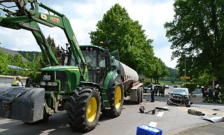 Ein hoher Schaden entstand bei der Kollision des Autos mit dem Güllefass mitten in Herste. - Silke Riethmüller Ein hoher Schaden entstand bei der Kollision des Autos mit dem Güllefass mitten in Herste. - Silke Riethmüller