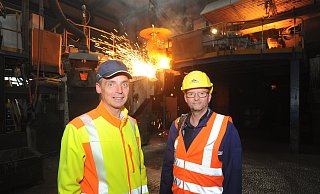 Marc Mateika (l.) und von der Meier Guss-Geschäftsführung und Gewerkschafter Andreas Bilz von der IG Metall fordern von der Politik, sich in Sachen Strom-Subvention für energieintensive Betriebe zu bewegen. - Joern Spreen-Ledebur Marc Mateika (l.) und von der Meier Guss-Geschäftsführung und Gewerkschafter Andreas Bilz von der IG Metall fordern von der Politik, sich in Sachen Strom-Subvention für energieintensive Betriebe zu bewegen. - Joern Spreen-Ledebur