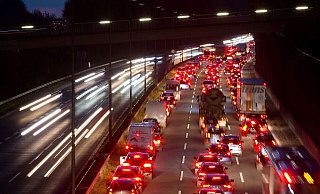 Der Ostwestfalendamm ist Bielefelds befahrendste Straße. Der Streit um das generelle Tempolimit ist noch nicht beigelegt, jetzt kommt eine temporäre neue Geschwindigkeitsregelung. - Symbolfoto: Oliver Krato Der Ostwestfalendamm ist Bielefelds befahrendste Straße. Der Streit um das generelle Tempolimit ist noch nicht beigelegt, jetzt kommt eine temporäre neue Geschwindigkeitsregelung. - Symbolfoto: Oliver Krato
