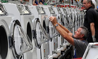 Ohne Halbleiter-Chips kann die Elektronik der Waschmaschinen nicht eingebaut werden. - Raimund Vornbäumen Ohne Halbleiter-Chips kann die Elektronik der Waschmaschinen nicht eingebaut werden. - Raimund Vornbäumen