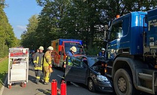 Der 86 Jahre alte Autofahrer wurde bei dem Frontalzusammenstoß schwer verletzt. Sein Polo ist nur noch Schrott. - FFW Warburg Der 86 Jahre alte Autofahrer wurde bei dem Frontalzusammenstoß schwer verletzt. Sein Polo ist nur noch Schrott. - FFW Warburg