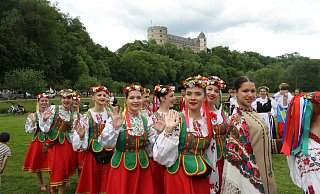 Im Zeichen der Wewelsburg freuen sich die Gäste auf ihre Auftritte und besonders auch auf die zahlreichen Begegnungen abseits der Bühnen. Die Gruppen kommen aus acht verschiedenen Ländern. - Johannes Büttner Im Zeichen der Wewelsburg freuen sich die Gäste auf ihre Auftritte und besonders auch auf die zahlreichen Begegnungen abseits der Bühnen. Die Gruppen kommen aus acht verschiedenen Ländern. - Johannes Büttner