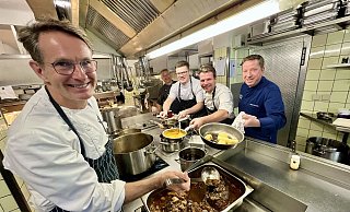 Seinen Sonntagsbraten übergießt Franz Spieker (l.) mit dem Bratensatz. Silvio Eberlein (r.) vom Gasthaus Buschkamp in Bielefeld und sein Nebenmann Jörg Haskenhoff vom Haller Pappelkrug präsentieren ihre Beilagen. Spiekers Souschef Joachim Henseler (2. v. l.) und Koch-Auszubildender Justus Kendzorra unterstützen. - Jens Reddeker Seinen Sonntagsbraten übergießt Franz Spieker (l.) mit dem Bratensatz. Silvio Eberlein (r.) vom Gasthaus Buschkamp in Bielefeld und sein Nebenmann Jörg Haskenhoff vom Haller Pappelkrug präsentieren ihre Beilagen. Spiekers Souschef Joachim Henseler (2. v. l.) und Koch-Auszubildender Justus Kendzorra unterstützen. - Jens Reddeker