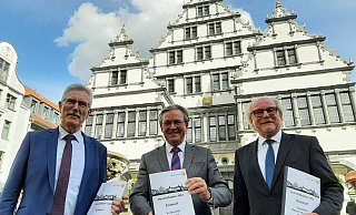 Bürgermeister Michael Dreier (M.) sowie Kämmerer Bernhard Hartmann (l.) und der Leiter des Amtes für Finanzen, Walter Hermes, stellten den Haushaltsplanentwurf 2022 vor. - Hans-Hermann Igges Bürgermeister Michael Dreier (M.) sowie Kämmerer Bernhard Hartmann (l.) und der Leiter des Amtes für Finanzen, Walter Hermes, stellten den Haushaltsplanentwurf 2022 vor. - Hans-Hermann Igges