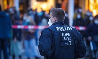 Der Mann (41), der sich am Freitag mit einem Hitlergruß vor Gegendemonstranten aufgebaut haben soll, wurde von der Polizei mitgenommen. - Sarah Jonek Fotografie Der Mann (41), der sich am Freitag mit einem Hitlergruß vor Gegendemonstranten aufgebaut haben soll, wurde von der Polizei mitgenommen. - Sarah Jonek Fotografie