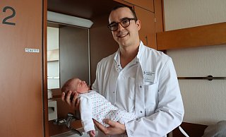 Der Mediziner Carl-Philip Fix freut sich mit den Eltern über die glückliche Geburt des kleinen Jungen Hodeda Shosho an Neujahr. - Sigrid Dittmann Der Mediziner Carl-Philip Fix freut sich mit den Eltern über die glückliche Geburt des kleinen Jungen Hodeda Shosho an Neujahr. - Sigrid Dittmann