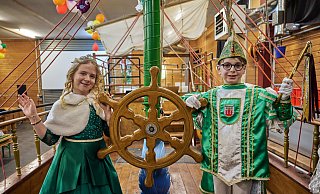 Das neue Kinderprinzenpaar der Steinheimer Karnevalsgesellschaft, Noelia-Dana Pécenkovic und Jannes Helmes, hat das Ruder des Narrenschiffs übernommen. - StKG Das neue Kinderprinzenpaar der Steinheimer Karnevalsgesellschaft, Noelia-Dana Pécenkovic und Jannes Helmes, hat das Ruder des Narrenschiffs übernommen. - StKG