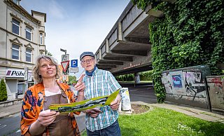 Symbolträchtig: Dort, wo jetzt der Mülleiner neben Ulrich Bosse und Kerstin Große-Wöhrmann steht, war mal ein Baum. - Sarah Jonek Fotografie Symbolträchtig: Dort, wo jetzt der Mülleiner neben Ulrich Bosse und Kerstin Große-Wöhrmann steht, war mal ein Baum. - Sarah Jonek Fotografie